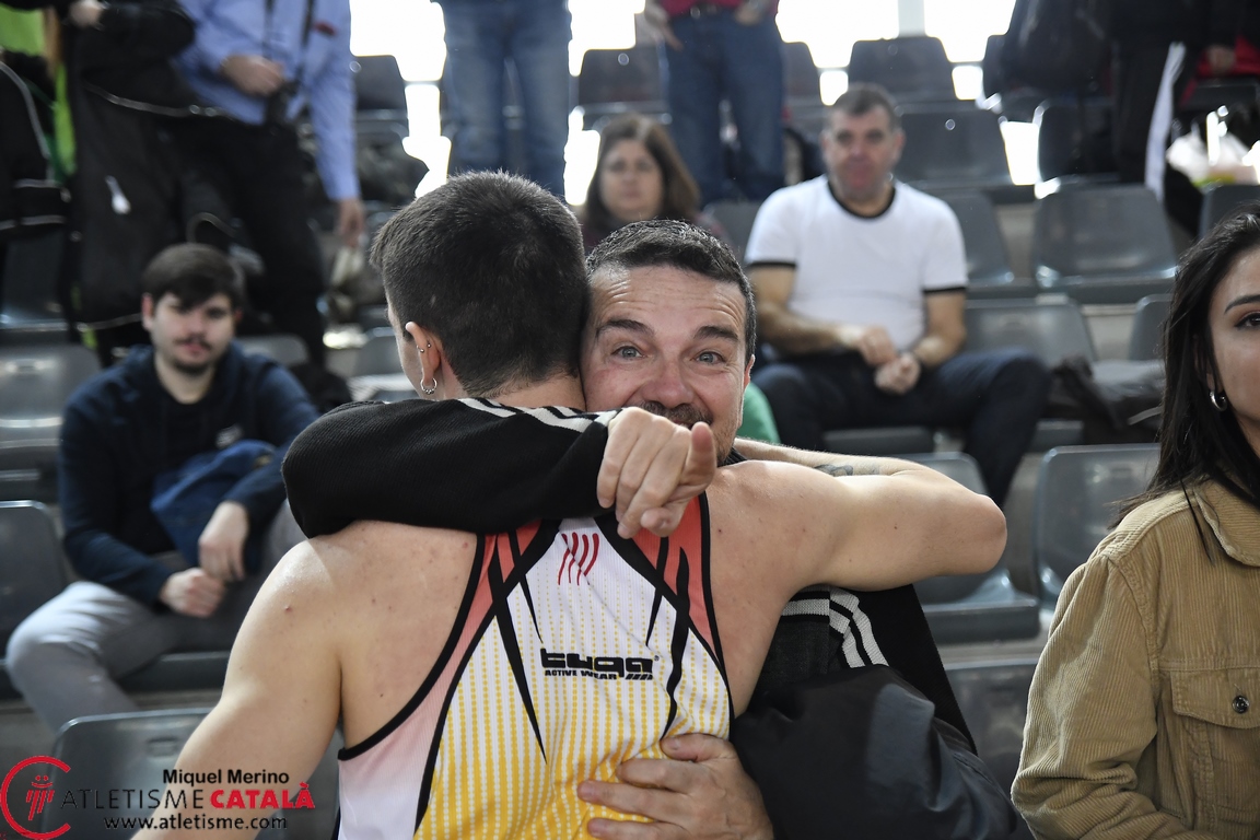 Entrenador y deportista compartiendo un momento de apoyo