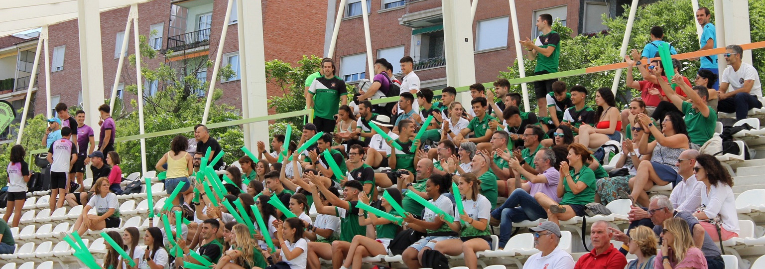Familiares y aficionados animando desde la grada